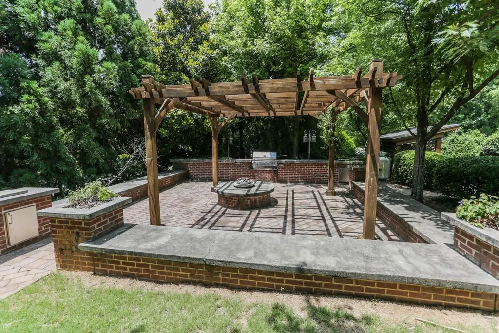 283 Le Gran Bend, Sandy Springs, Georgia 30328, 2 Bedrooms Bedrooms, ,2 BathroomsBathrooms,Residential,Sold,283 Le Gran Bend,6559655