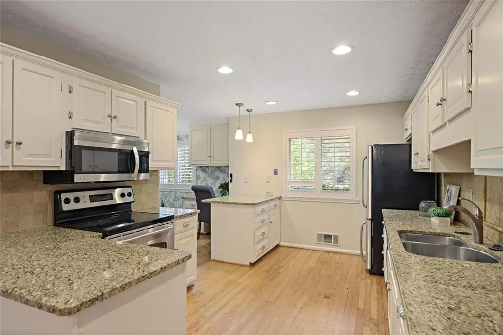 2792 Lansdowne Lane Se, Atlanta, Georgia 30339, 4 Bedrooms Bedrooms, ,3 BathroomsBathrooms,Residential,For Sale,2792 Lansdowne Lane Se,7642604
