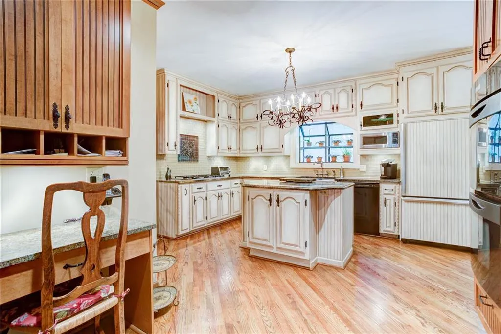 995 Riverside Trace, Sandy Springs, Georgia 30328, 4 Bedrooms Bedrooms, ,3 BathroomsBathrooms,Residential,Sold,995 Riverside Trace,5842113