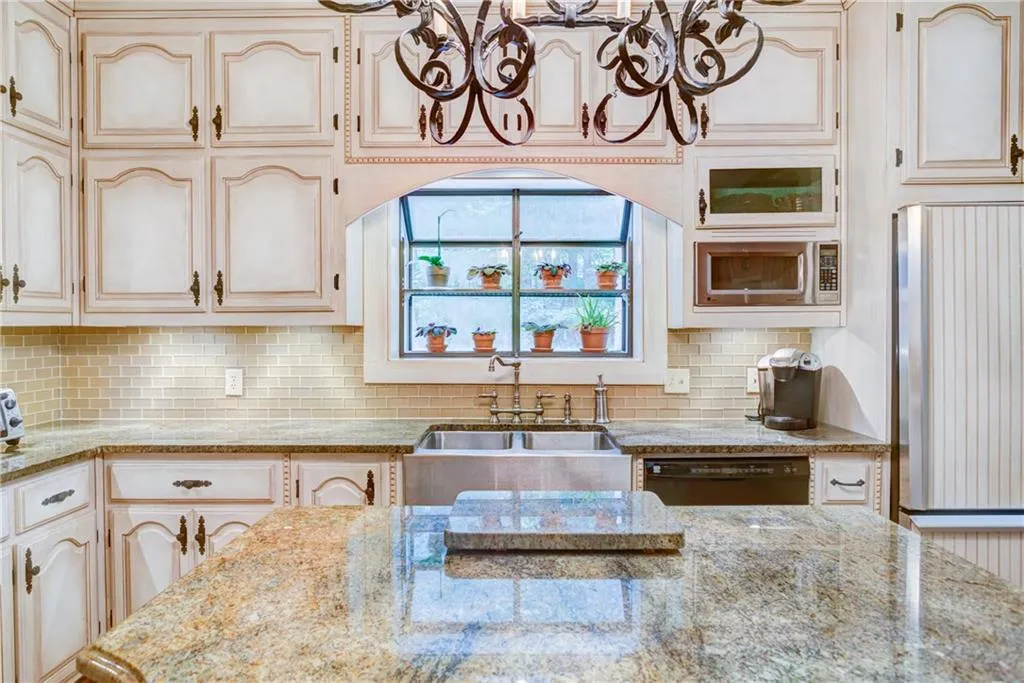995 Riverside Trace, Sandy Springs, Georgia 30328, 4 Bedrooms Bedrooms, ,3 BathroomsBathrooms,Residential,Sold,995 Riverside Trace,5842113