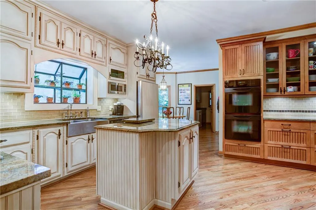 995 Riverside Trace, Sandy Springs, Georgia 30328, 4 Bedrooms Bedrooms, ,3 BathroomsBathrooms,Residential,Sold,995 Riverside Trace,5842113