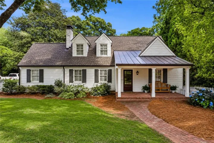 Charming Longstreet Hills behind a white picket fence
