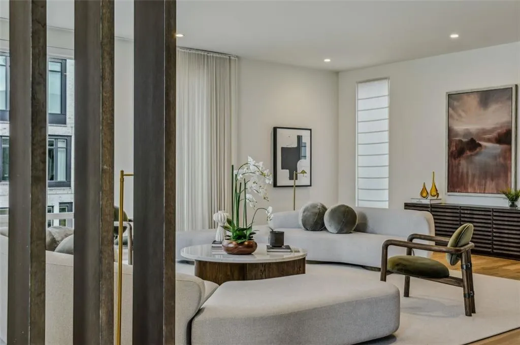 1301 Peachtree Street Ne Unit 4l, Atlanta, Georgia 30309, 3 Bedrooms Bedrooms, ,3 BathroomsBathrooms,Residential,For Sale,1301 Peachtree Street Ne Unit 4l,7600680