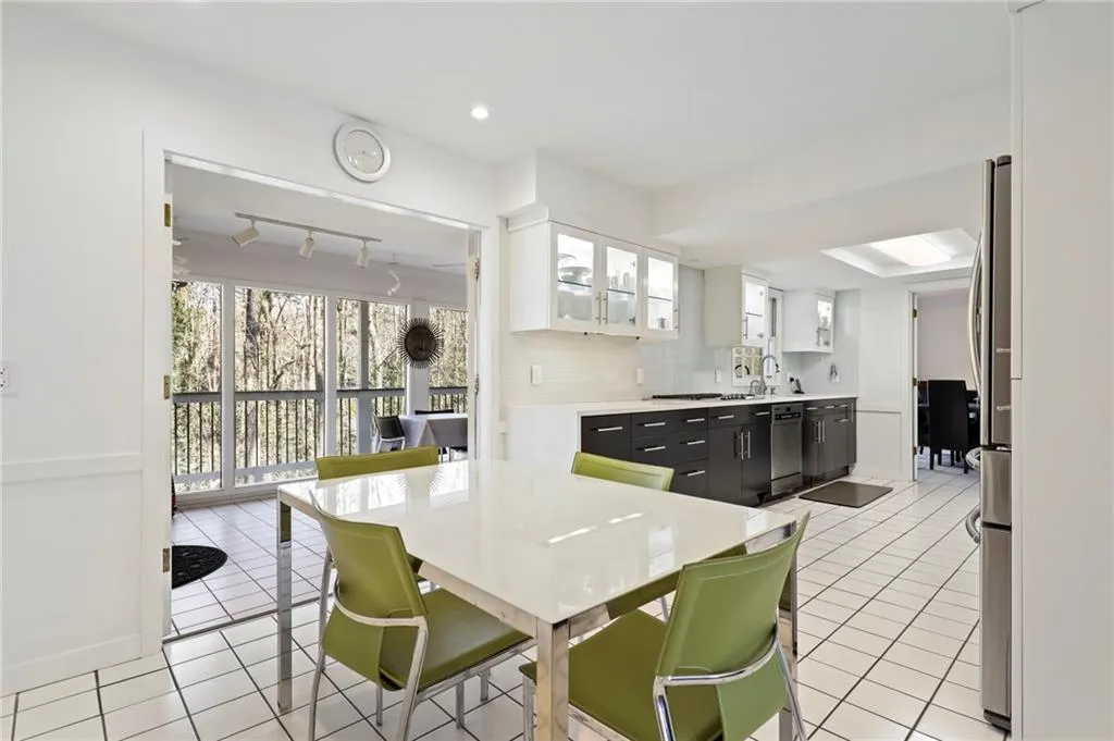 565 Tanacrest Circle, Sandy Springs, Georgia 30328, 5 Bedrooms Bedrooms, ,3 BathroomsBathrooms,Residential,Sold,565 Tanacrest Circle,7016580