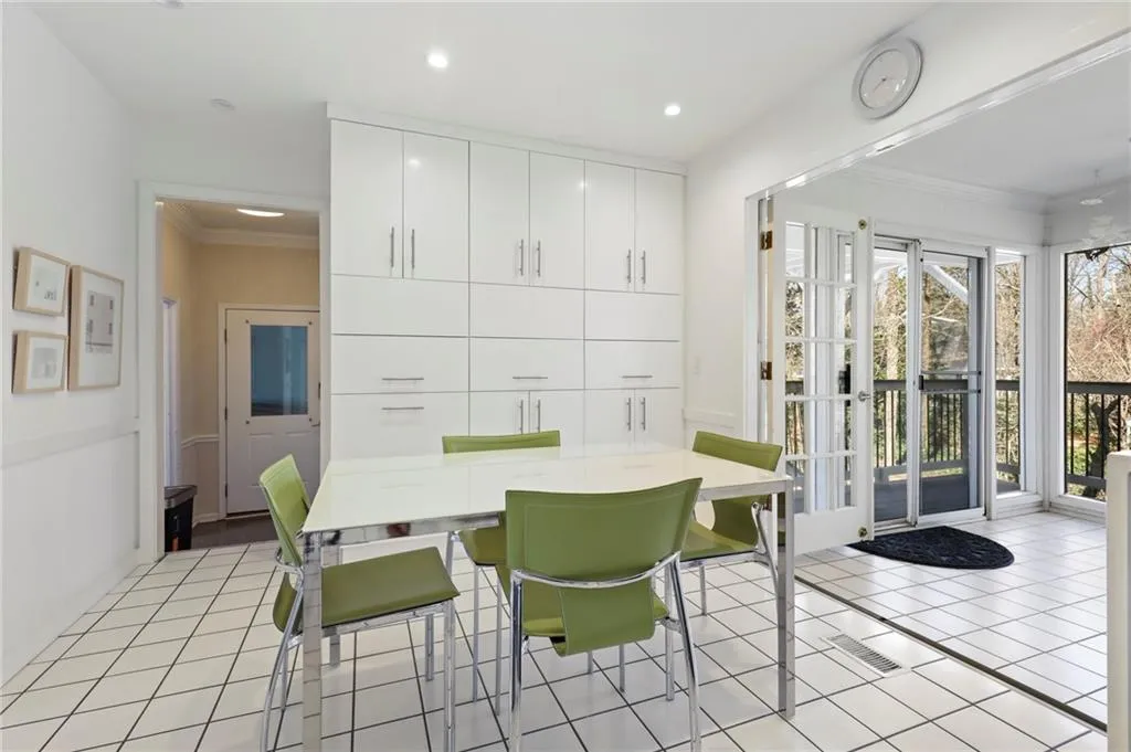 565 Tanacrest Circle, Sandy Springs, Georgia 30328, 5 Bedrooms Bedrooms, ,3 BathroomsBathrooms,Residential,Sold,565 Tanacrest Circle,7016580