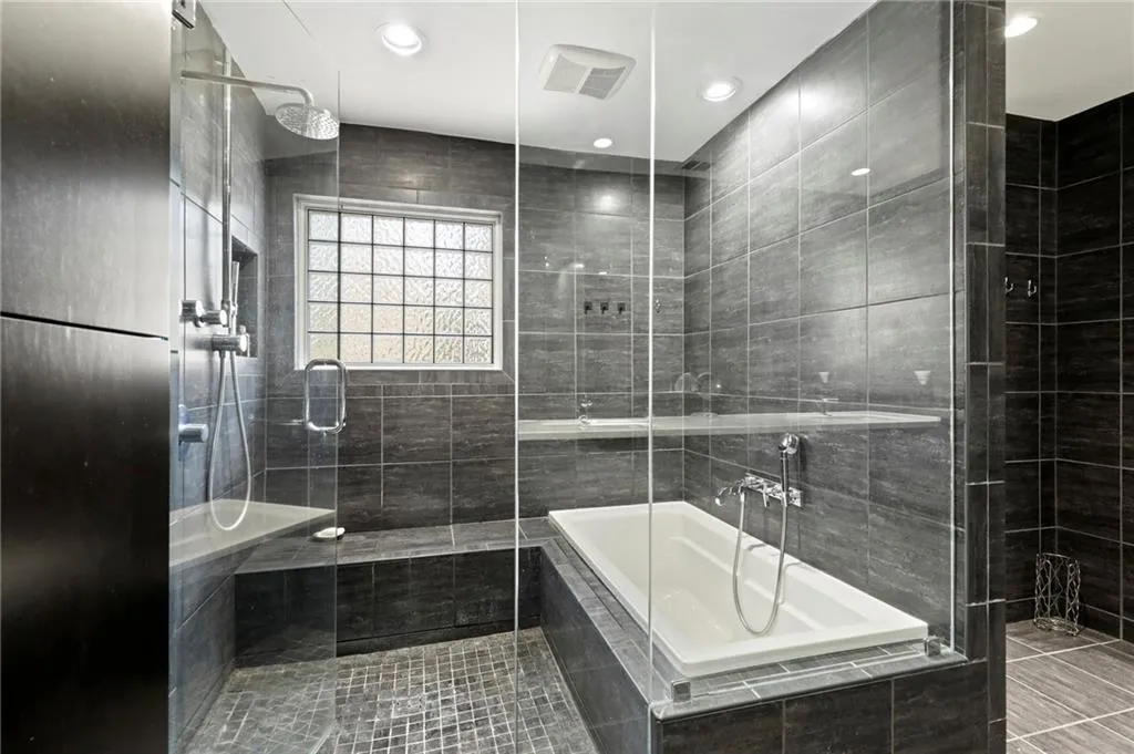 565 Tanacrest Circle, Sandy Springs, Georgia 30328, 5 Bedrooms Bedrooms, ,3 BathroomsBathrooms,Residential,Sold,565 Tanacrest Circle,7016580