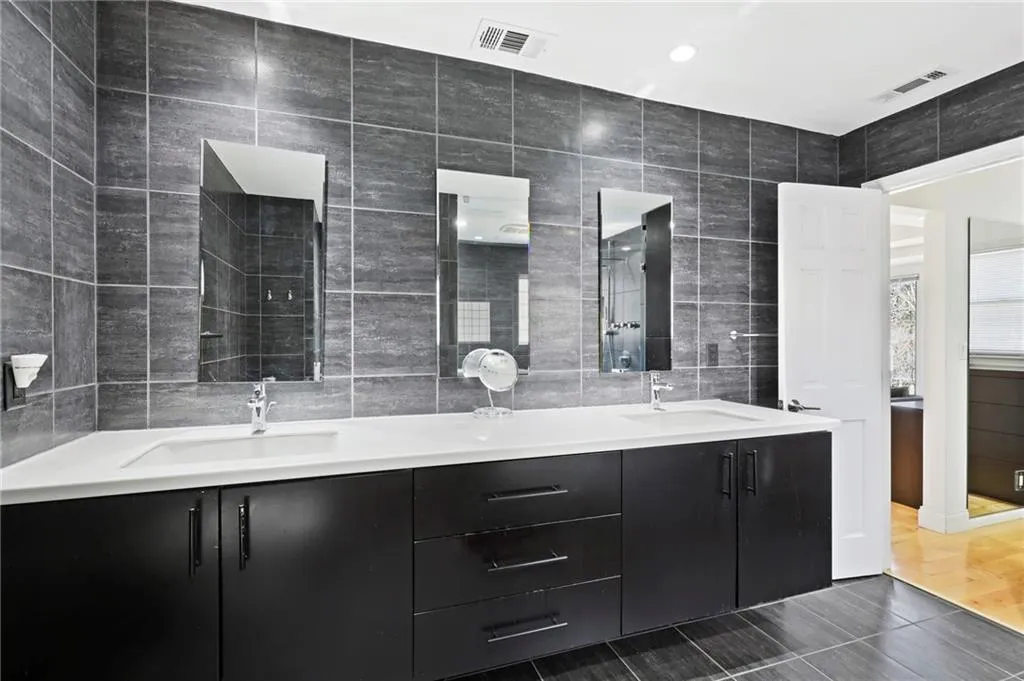 565 Tanacrest Circle, Sandy Springs, Georgia 30328, 5 Bedrooms Bedrooms, ,3 BathroomsBathrooms,Residential,Sold,565 Tanacrest Circle,7016580