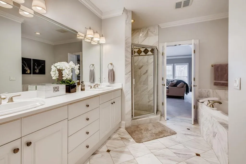 6375 Glenridge Drive Unit 201, Sandy Springs, Georgia 30328, 3 Bedrooms Bedrooms, ,3 BathroomsBathrooms,Residential,Sold,6375 Glenridge Drive Unit 201,6729874
