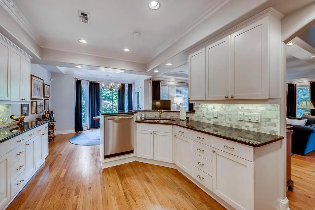 6375 Glenridge Drive Unit 201, Sandy Springs, Georgia 30328, 3 Bedrooms Bedrooms, ,3 BathroomsBathrooms,Residential,Sold,6375 Glenridge Drive Unit 201,6729874