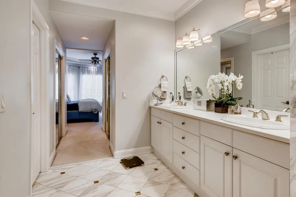 6375 Glenridge Drive Unit 201, Sandy Springs, Georgia 30328, 3 Bedrooms Bedrooms, ,3 BathroomsBathrooms,Residential,Sold,6375 Glenridge Drive Unit 201,6729874