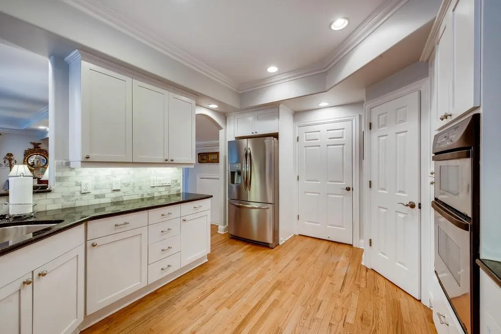 6375 Glenridge Drive Unit 201, Sandy Springs, Georgia 30328, 3 Bedrooms Bedrooms, ,3 BathroomsBathrooms,Residential,Sold,6375 Glenridge Drive Unit 201,6729874