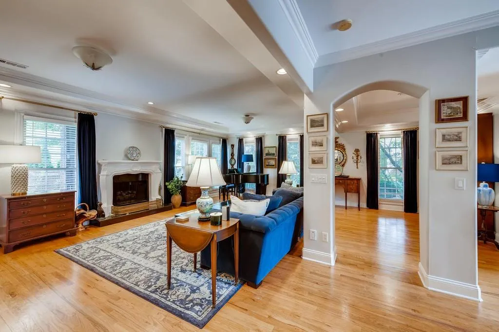 6375 Glenridge Drive Unit 201, Sandy Springs, Georgia 30328, 3 Bedrooms Bedrooms, ,3 BathroomsBathrooms,Residential,Sold,6375 Glenridge Drive Unit 201,6729874