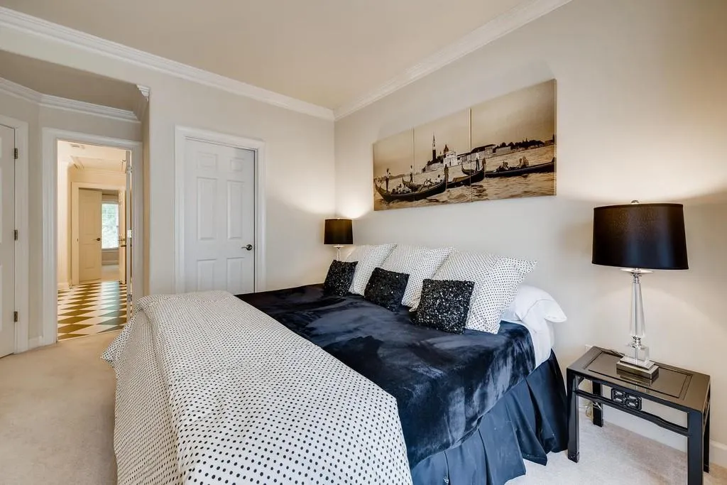 6375 Glenridge Drive Unit 201, Sandy Springs, Georgia 30328, 3 Bedrooms Bedrooms, ,3 BathroomsBathrooms,Residential,Sold,6375 Glenridge Drive Unit 201,6729874