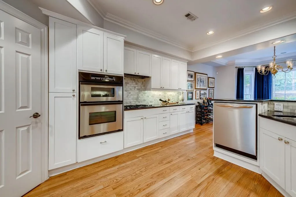 6375 Glenridge Drive Unit 201, Sandy Springs, Georgia 30328, 3 Bedrooms Bedrooms, ,3 BathroomsBathrooms,Residential,Sold,6375 Glenridge Drive Unit 201,6729874