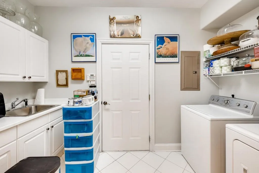 6375 Glenridge Drive Unit 201, Sandy Springs, Georgia 30328, 3 Bedrooms Bedrooms, ,3 BathroomsBathrooms,Residential,Sold,6375 Glenridge Drive Unit 201,6729874