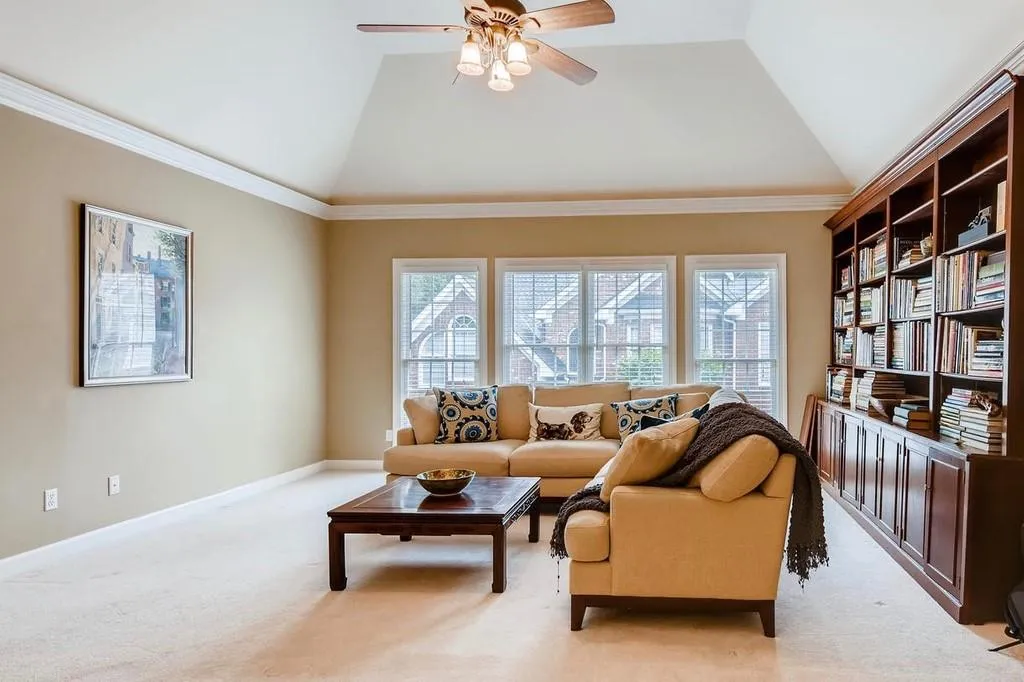 6375 Glenridge Drive Unit 201, Sandy Springs, Georgia 30328, 3 Bedrooms Bedrooms, ,3 BathroomsBathrooms,Residential,Sold,6375 Glenridge Drive Unit 201,6729874