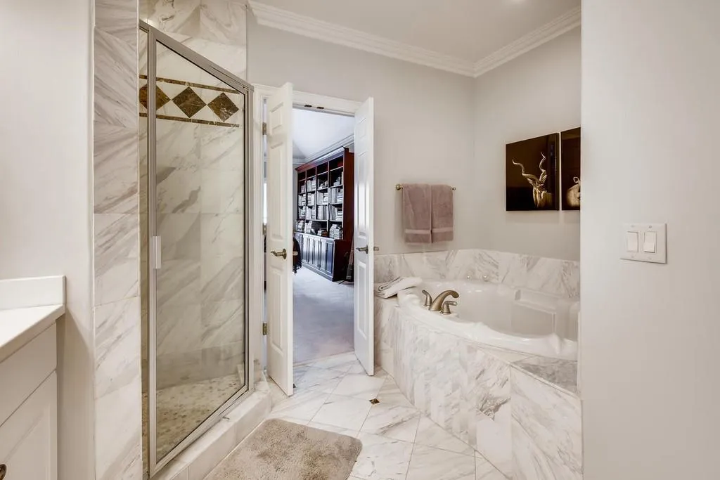 6375 Glenridge Drive Unit 201, Sandy Springs, Georgia 30328, 3 Bedrooms Bedrooms, ,3 BathroomsBathrooms,Residential,Sold,6375 Glenridge Drive Unit 201,6729874