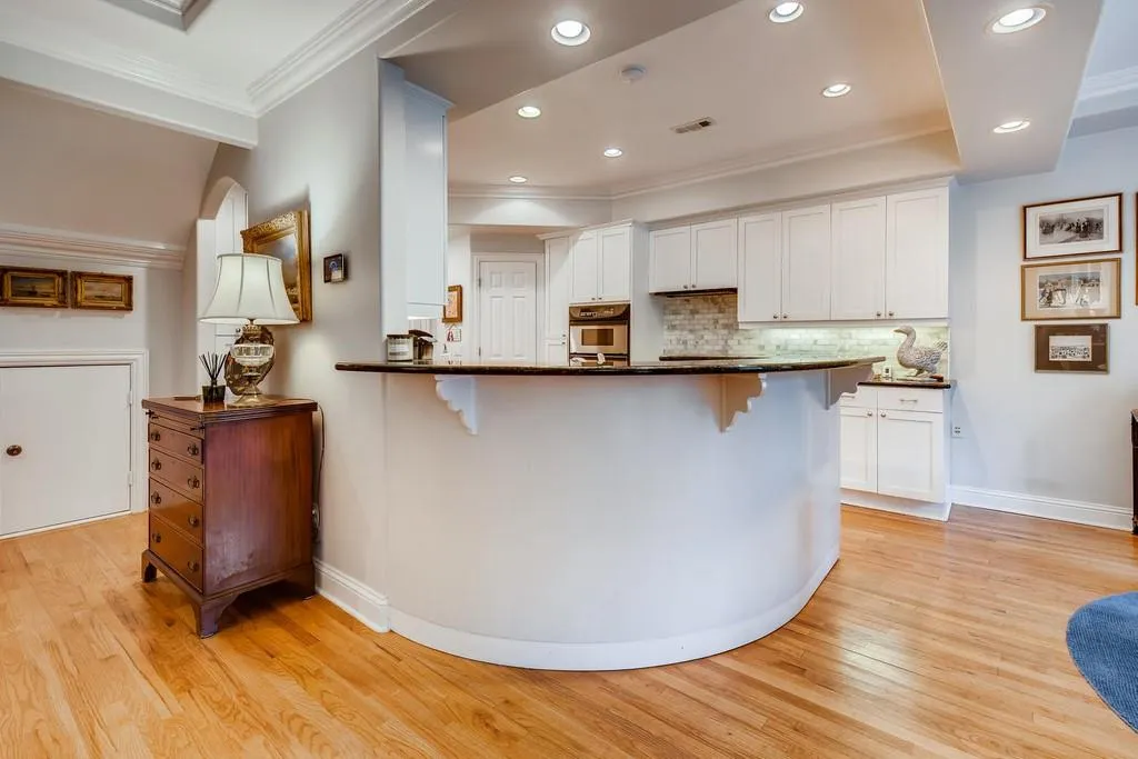 6375 Glenridge Drive Unit 201, Sandy Springs, Georgia 30328, 3 Bedrooms Bedrooms, ,3 BathroomsBathrooms,Residential,Sold,6375 Glenridge Drive Unit 201,6729874