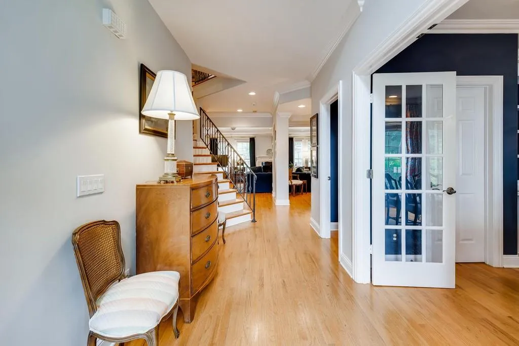 6375 Glenridge Drive Unit 201, Sandy Springs, Georgia 30328, 3 Bedrooms Bedrooms, ,3 BathroomsBathrooms,Residential,Sold,6375 Glenridge Drive Unit 201,6729874
