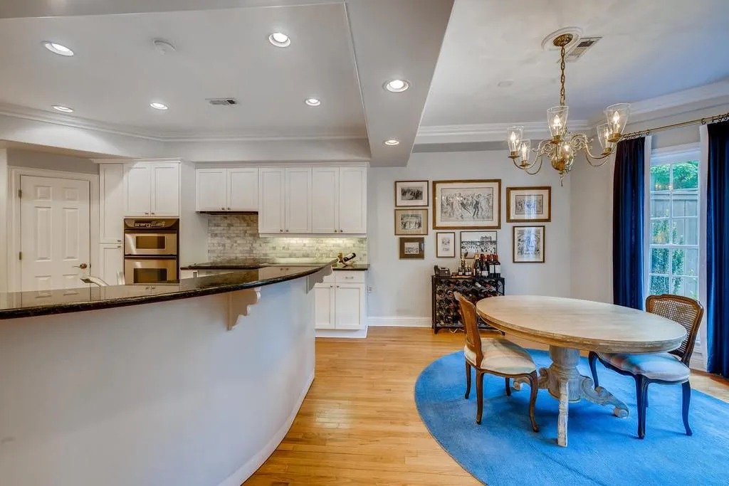 6375 Glenridge Drive Unit 201, Sandy Springs, Georgia 30328, 3 Bedrooms Bedrooms, ,3 BathroomsBathrooms,Residential,Sold,6375 Glenridge Drive Unit 201,6729874