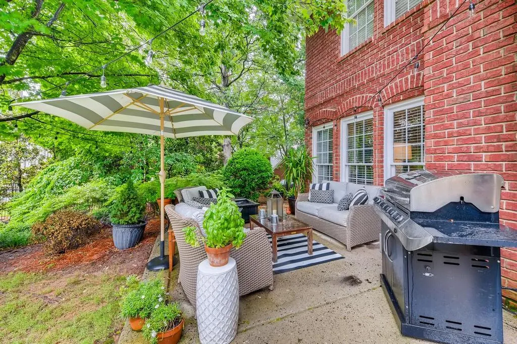6375 Glenridge Drive Unit 201, Sandy Springs, Georgia 30328, 3 Bedrooms Bedrooms, ,3 BathroomsBathrooms,Residential,Sold,6375 Glenridge Drive Unit 201,6729874