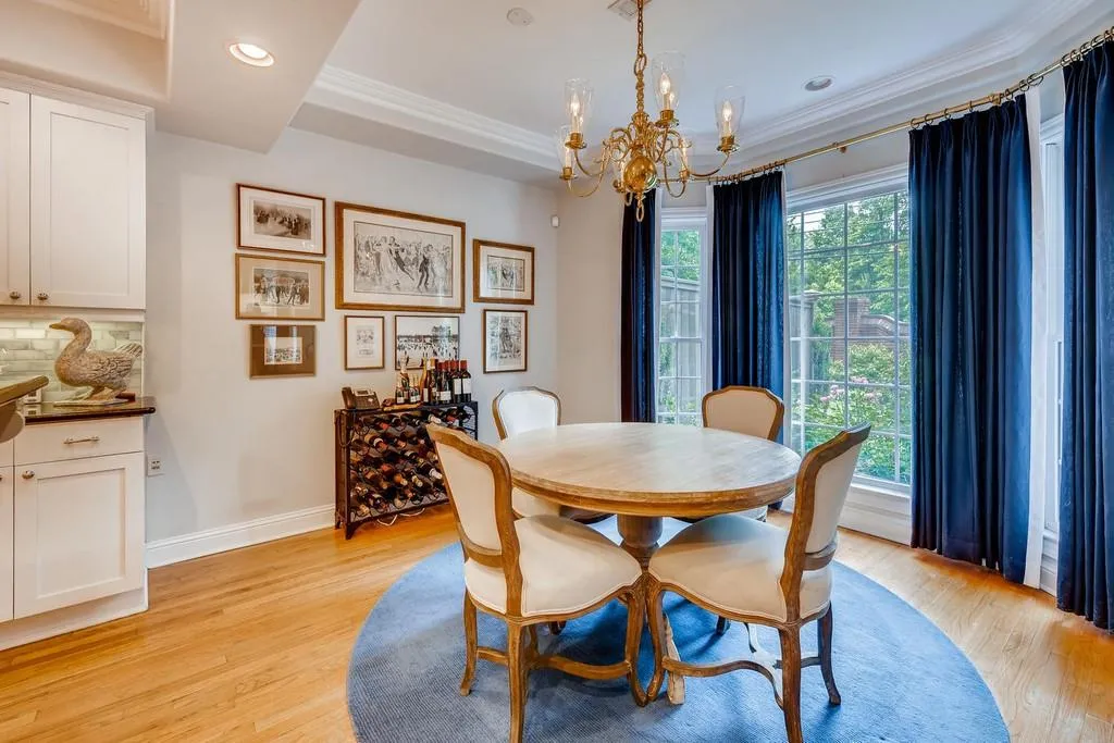 6375 Glenridge Drive Unit 201, Sandy Springs, Georgia 30328, 3 Bedrooms Bedrooms, ,3 BathroomsBathrooms,Residential,Sold,6375 Glenridge Drive Unit 201,6729874