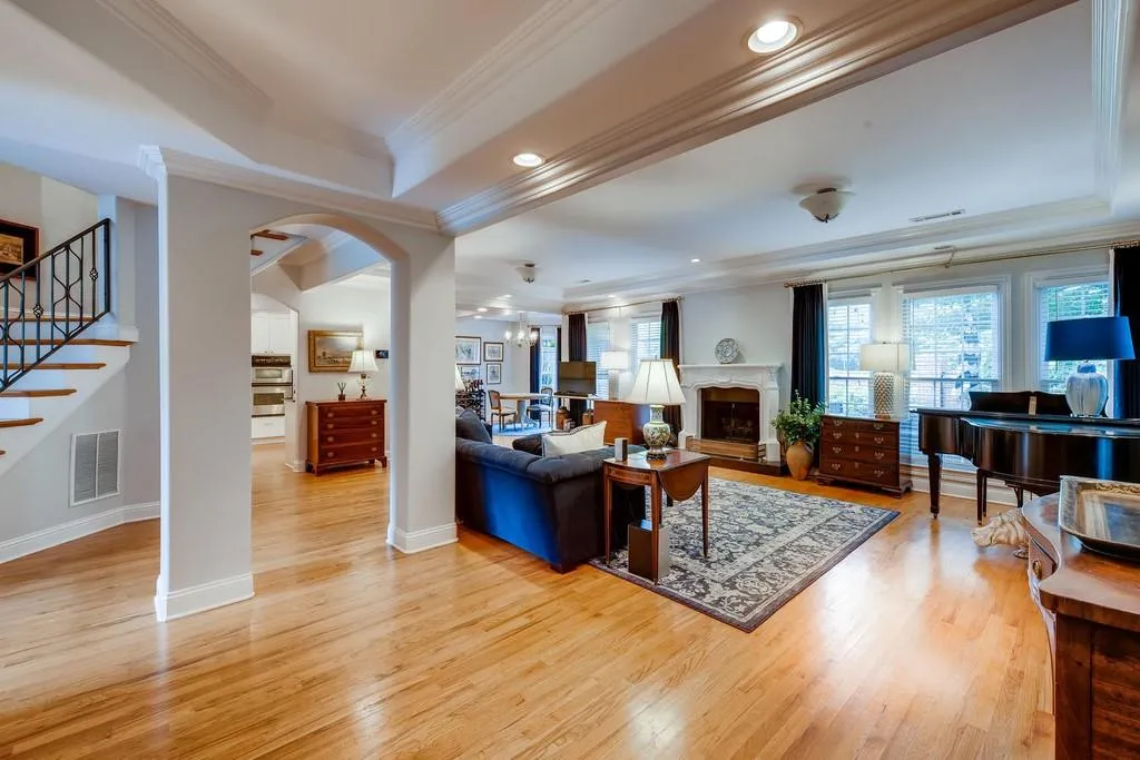 6375 Glenridge Drive Unit 201, Sandy Springs, Georgia 30328, 3 Bedrooms Bedrooms, ,3 BathroomsBathrooms,Residential,Sold,6375 Glenridge Drive Unit 201,6729874