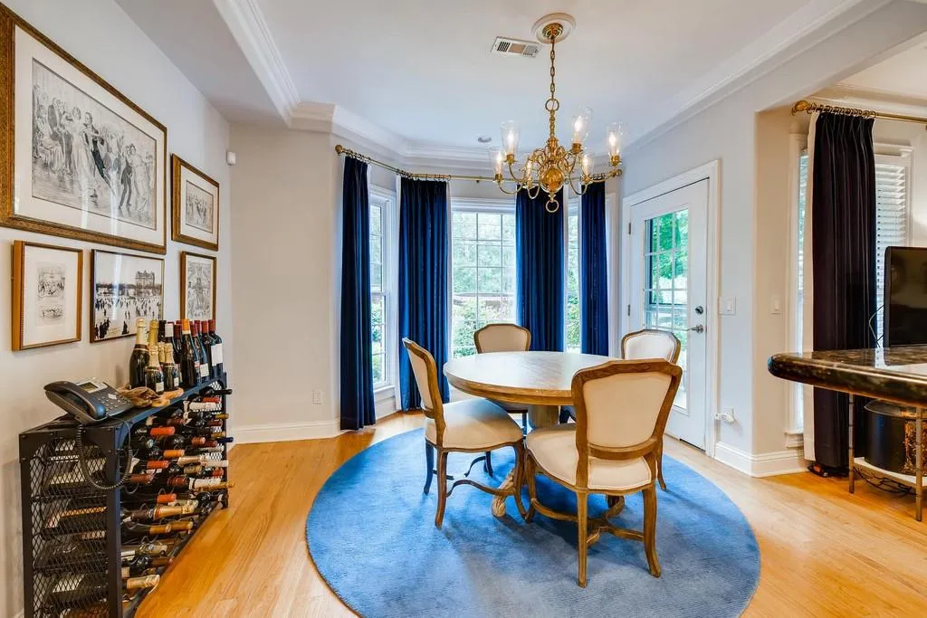 6375 Glenridge Drive Unit 201, Sandy Springs, Georgia 30328, 3 Bedrooms Bedrooms, ,3 BathroomsBathrooms,Residential,Sold,6375 Glenridge Drive Unit 201,6729874