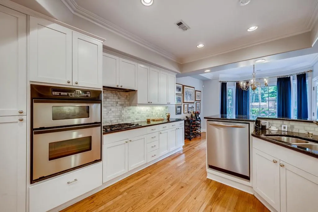6375 Glenridge Drive Unit 201, Sandy Springs, Georgia 30328, 3 Bedrooms Bedrooms, ,3 BathroomsBathrooms,Residential,Sold,6375 Glenridge Drive Unit 201,6729874