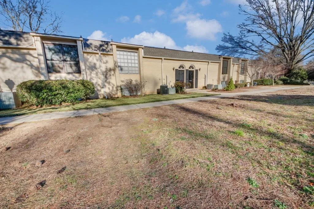 5400 Roswell Road Unit A4, Sandy Springs, Georgia 30342, 2 Bedrooms Bedrooms, ,1 BathroomBathrooms,Residential,Sold,5400 Roswell Road Unit A4,6831340