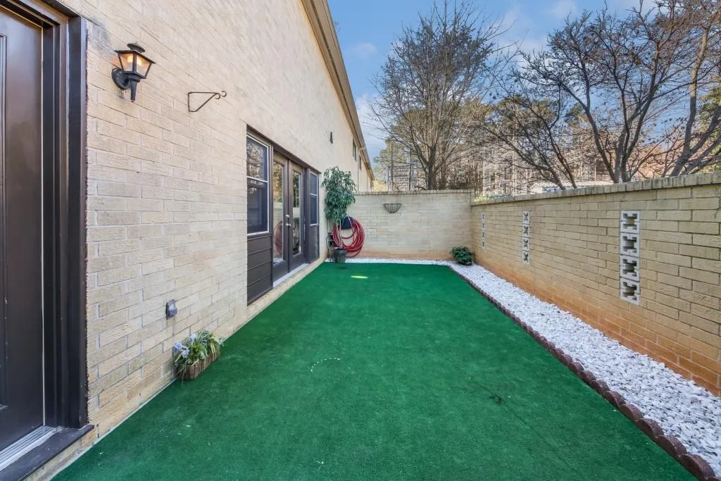 5400 Roswell Road Unit A4, Sandy Springs, Georgia 30342, 2 Bedrooms Bedrooms, ,1 BathroomBathrooms,Residential,Sold,5400 Roswell Road Unit A4,6831340