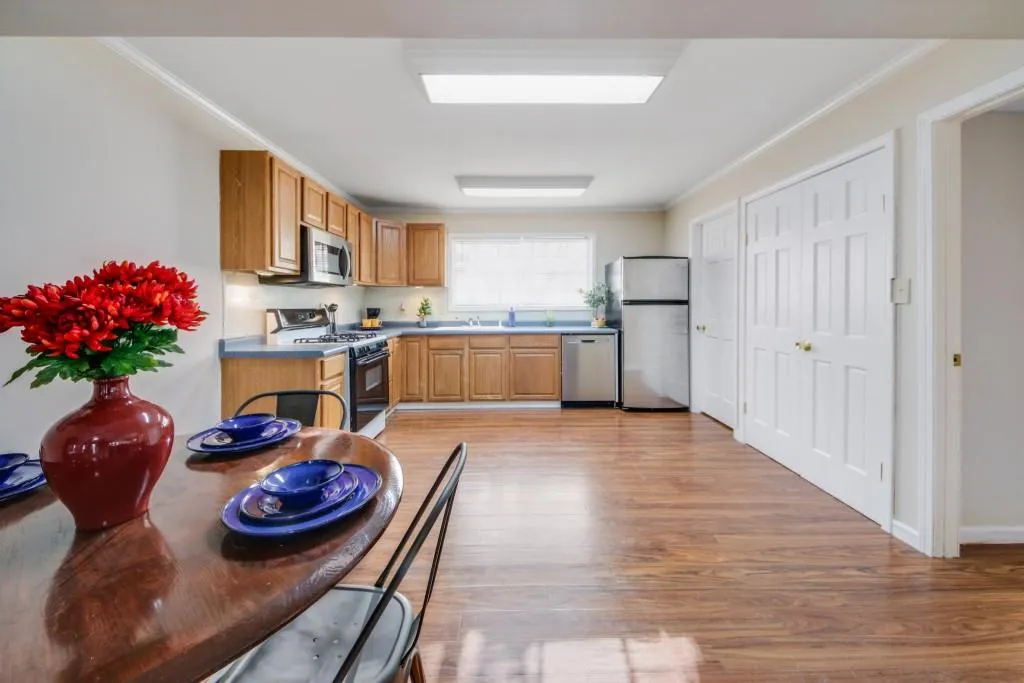 5400 Roswell Road Unit A4, Sandy Springs, Georgia 30342, 2 Bedrooms Bedrooms, ,1 BathroomBathrooms,Residential,Sold,5400 Roswell Road Unit A4,6831340