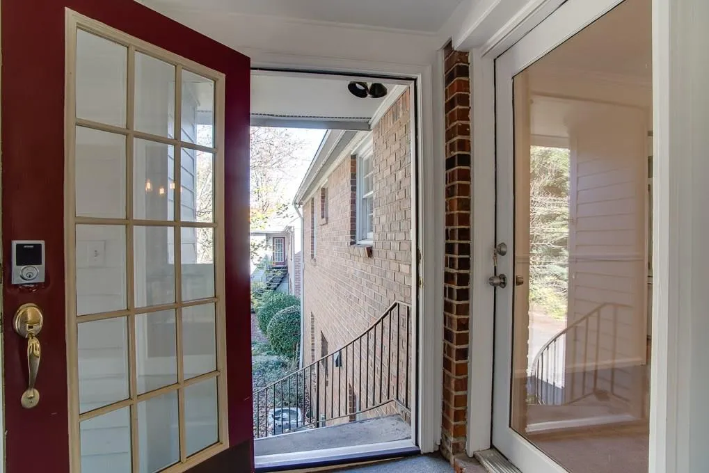 6700 Roswell Road Unit 6d, Sandy Springs, Georgia 30328, 3 Bedrooms Bedrooms, ,2 BathroomsBathrooms,Residential,Sold,6700 Roswell Road Unit 6d,5931801