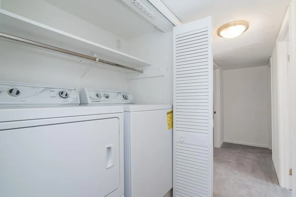 6700 Roswell Road Unit 6d, Sandy Springs, Georgia 30328, 3 Bedrooms Bedrooms, ,2 BathroomsBathrooms,Residential,Sold,6700 Roswell Road Unit 6d,5931801