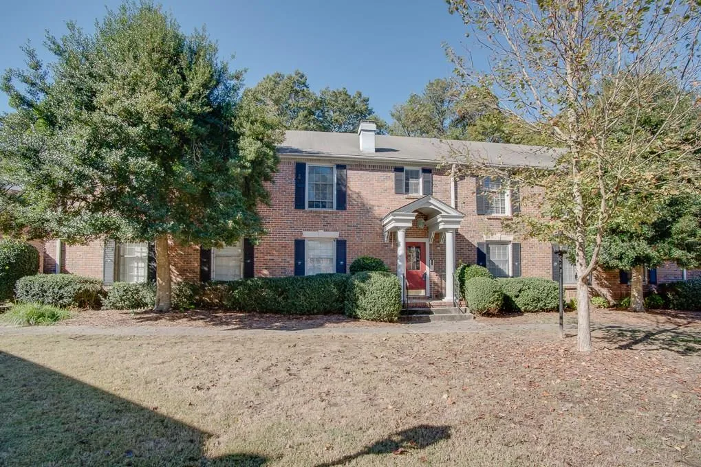 6700 Roswell Road Unit 6d, Sandy Springs, Georgia 30328, 3 Bedrooms Bedrooms, ,2 BathroomsBathrooms,Residential,Sold,6700 Roswell Road Unit 6d,5931801