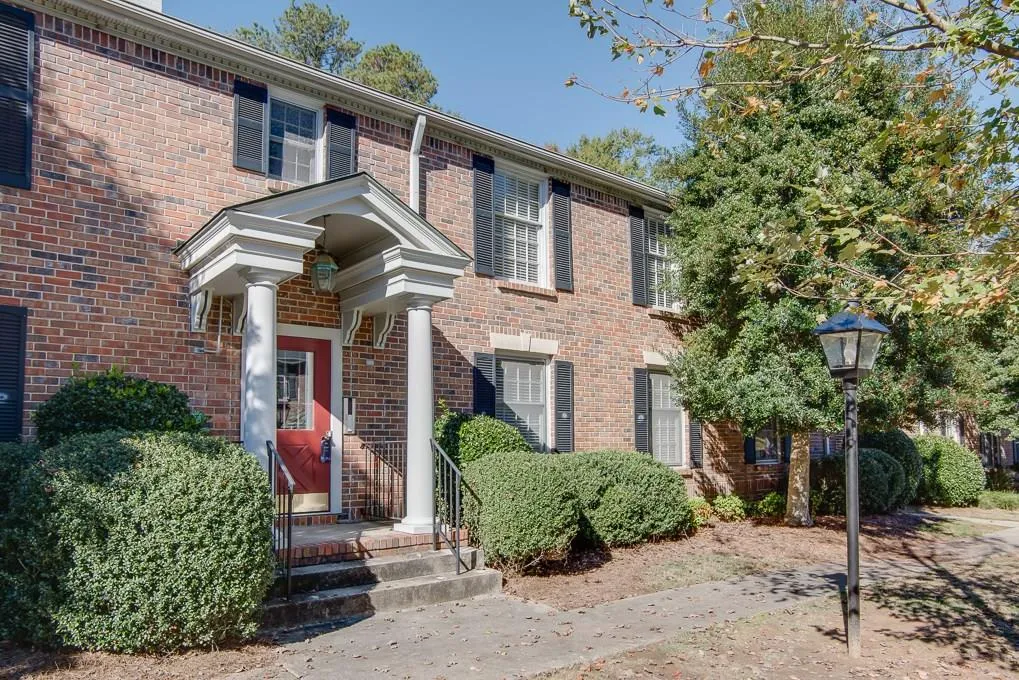 6700 Roswell Road Unit 6d, Sandy Springs, Georgia 30328, 3 Bedrooms Bedrooms, ,2 BathroomsBathrooms,Residential,Sold,6700 Roswell Road Unit 6d,5931801