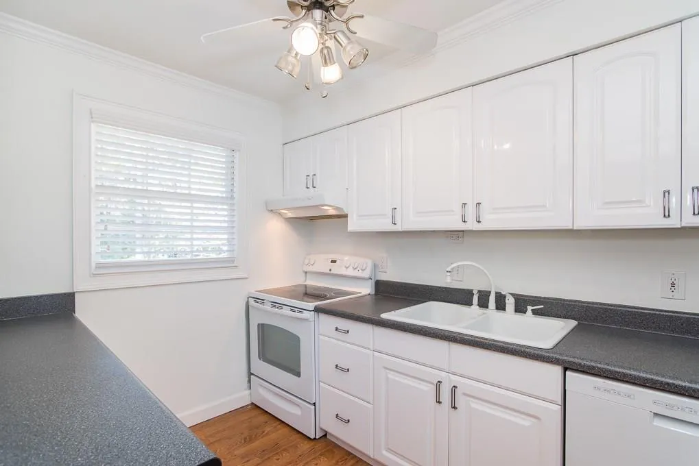 6700 Roswell Road Unit 6d, Sandy Springs, Georgia 30328, 3 Bedrooms Bedrooms, ,2 BathroomsBathrooms,Residential,Sold,6700 Roswell Road Unit 6d,5931801