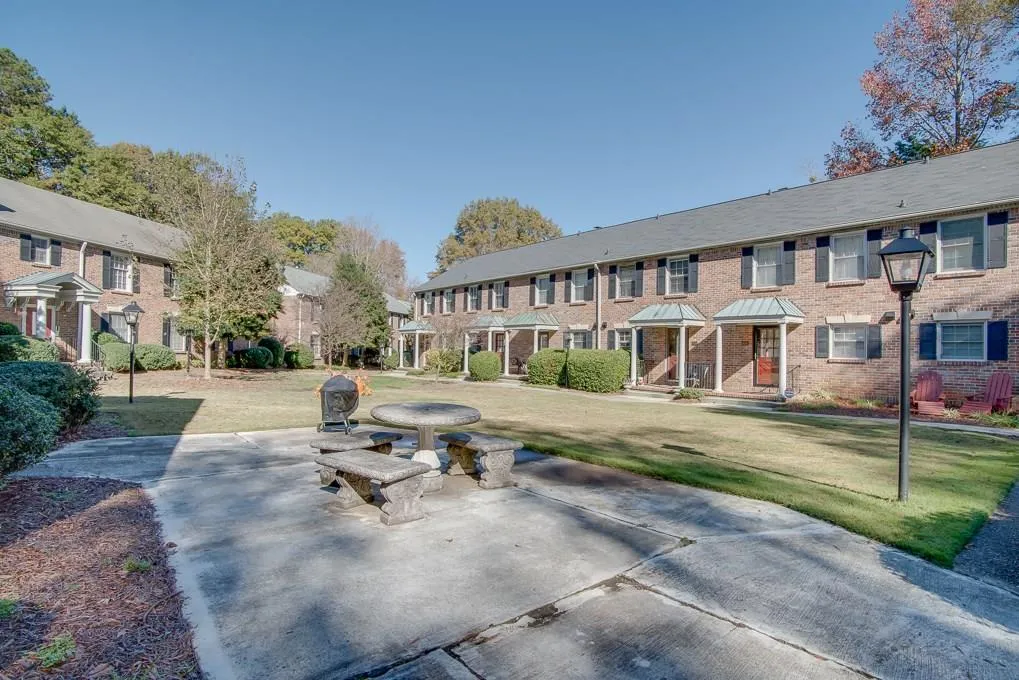 6700 Roswell Road Unit 6d, Sandy Springs, Georgia 30328, 3 Bedrooms Bedrooms, ,2 BathroomsBathrooms,Residential,Sold,6700 Roswell Road Unit 6d,5931801