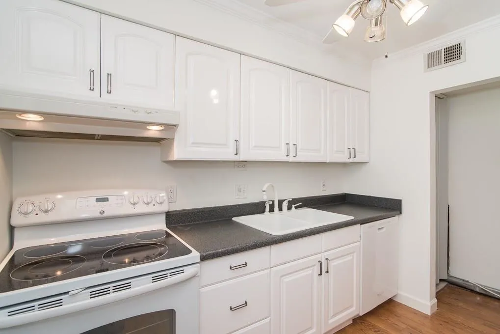 6700 Roswell Road Unit 6d, Sandy Springs, Georgia 30328, 3 Bedrooms Bedrooms, ,2 BathroomsBathrooms,Residential,Sold,6700 Roswell Road Unit 6d,5931801