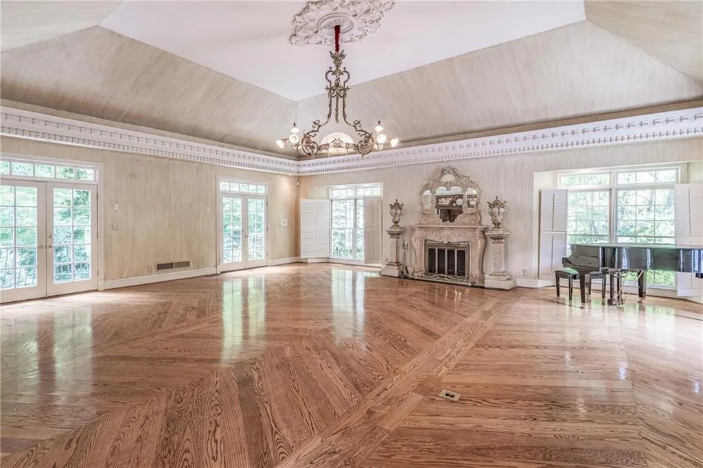 5695 Glen Errol Road, Sandy Springs, Georgia 30327, 7 Bedrooms Bedrooms, ,6 BathroomsBathrooms,Residential,Sold,5695 Glen Errol Road,6917834