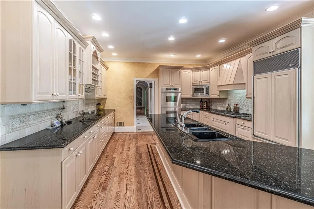 5695 Glen Errol Road, Sandy Springs, Georgia 30327, 7 Bedrooms Bedrooms, ,6 BathroomsBathrooms,Residential,Sold,5695 Glen Errol Road,6917834