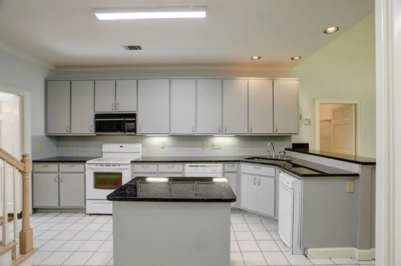 7155 Roswell Road Ne Unit 39, Atlanta, Georgia 30328, 3 Bedrooms Bedrooms, ,3 BathroomsBathrooms,Residential,Sold,7155 Roswell Road Ne Unit 39,6634106