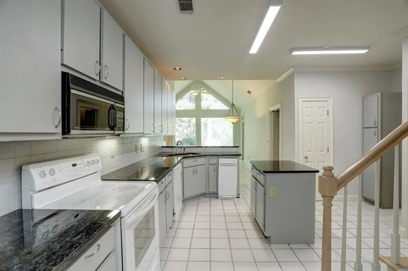 7155 Roswell Road Ne Unit 39, Atlanta, Georgia 30328, 3 Bedrooms Bedrooms, ,3 BathroomsBathrooms,Residential,Sold,7155 Roswell Road Ne Unit 39,6634106
