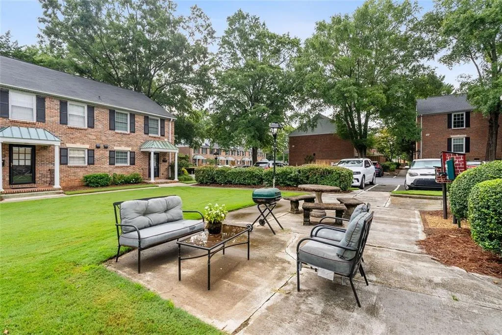 6700 Roswell Road Unit 32g, Atlanta, Georgia 30328, 2 Bedrooms Bedrooms, ,2 BathroomsBathrooms,Residential,Sold,6700 Roswell Road Unit 32g,7434952
