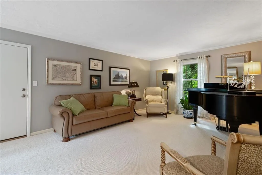 6700 Roswell Road Unit 32g, Atlanta, Georgia 30328, 2 Bedrooms Bedrooms, ,2 BathroomsBathrooms,Residential,Sold,6700 Roswell Road Unit 32g,7434952
