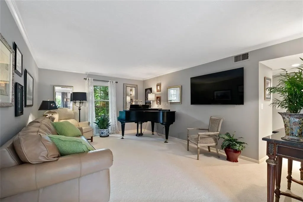 6700 Roswell Road Unit 32g, Atlanta, Georgia 30328, 2 Bedrooms Bedrooms, ,2 BathroomsBathrooms,Residential,Sold,6700 Roswell Road Unit 32g,7434952