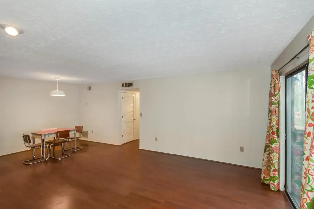 410 Woodcliff Drive, Sandy Springs, Georgia 30350, 2 Bedrooms Bedrooms, ,1 BathroomBathrooms,Residential,Sold,410 Woodcliff Drive,6121300