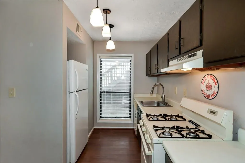 410 Woodcliff Drive, Sandy Springs, Georgia 30350, 2 Bedrooms Bedrooms, ,1 BathroomBathrooms,Residential,Sold,410 Woodcliff Drive,6121300