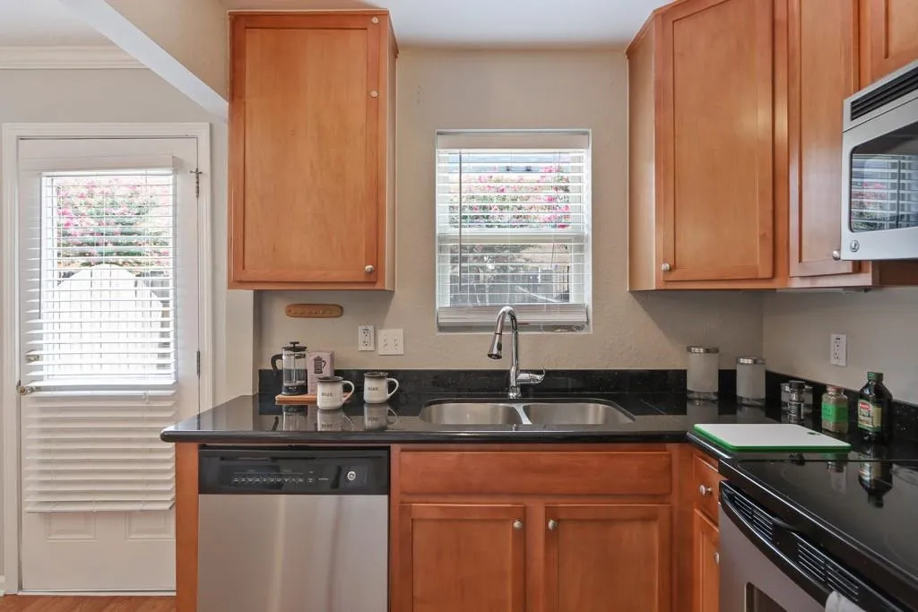 245 Winding River Drive Unit G, Sandy Springs, Georgia 30350, 2 Bedrooms Bedrooms, ,1 BathroomBathrooms,Residential,Sold,245 Winding River Drive Unit G,6050682