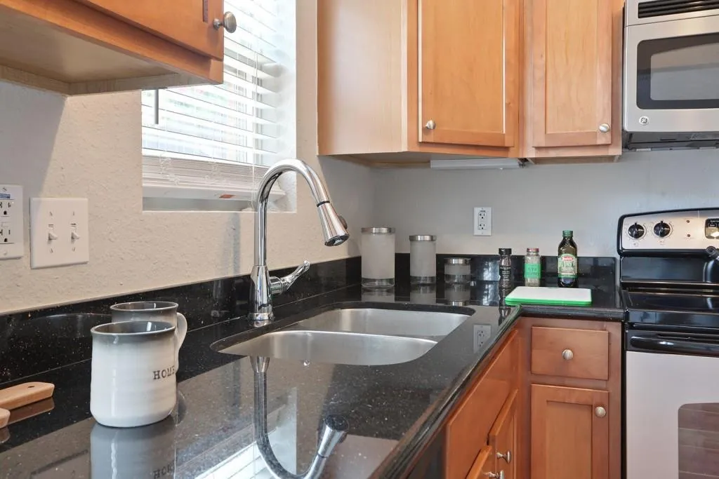 245 Winding River Drive Unit G, Sandy Springs, Georgia 30350, 2 Bedrooms Bedrooms, ,1 BathroomBathrooms,Residential,Sold,245 Winding River Drive Unit G,6050682